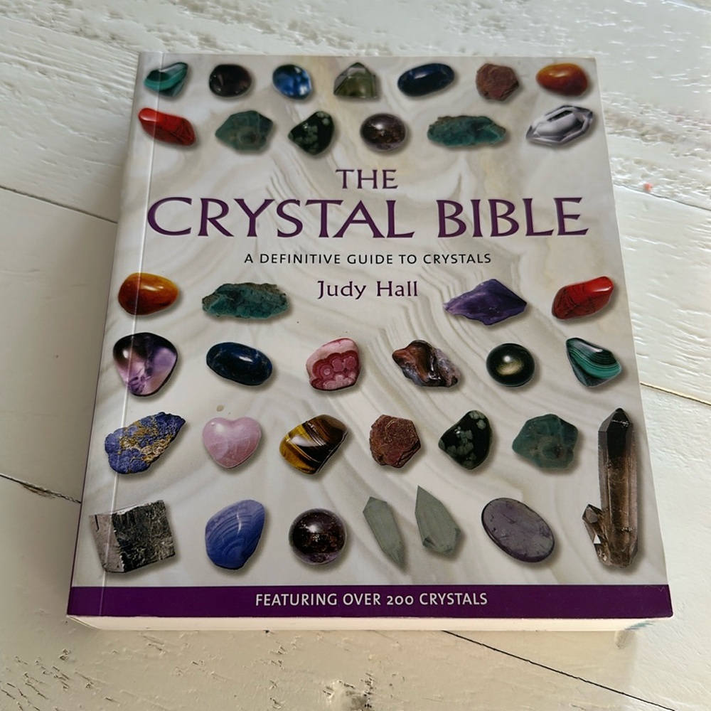 The crystal Bible, a definitive guide to Krystal ‘s by Judy Hall like new